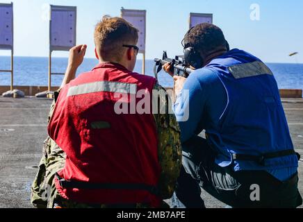 220613-N-FB730-1208 MITTELMEER (13. Juni 2022) Aviation Boatswain's Mate Airman Marc McIntosh aus North Miami Beach, Florida, schießt auf ein Ziel für einen Gewehrqualifizierungskurs während einer Feuerübung in einem Flugzeugaufzug an der USS Harry S. Truman (CVN 75), 13. Juni 2022. Die Harry S. Truman Carrier Strike Group befindet sich in einem geplanten Einsatz in den USA Marinestreitkräfte Europa Einsatzgebiet, angestellt von den USA Sechste Flotte, die die Interessen der USA, Verbündeten und Partner verteidigt. Stockfoto