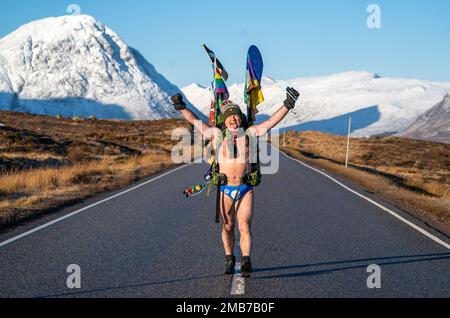 Mick Cullen, auch bekannt als Speedo Mick, läuft unter Null Grad durch Glencoe und trägt nur seine Badehose. Mick läuft 1.000 km von John O'Groats nach Land's End und schließt gleichzeitig die Three-Peak Challenge zur Sketage von Ben Nevis, Scafell Pike und Mount Snowdon ab. Foto: Freitag, 20. Januar 2023. Stockfoto