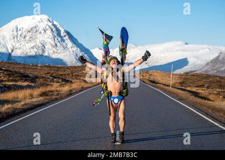 Mick Cullen, auch bekannt als Speedo Mick, läuft unter Null Grad durch Glencoe und trägt nur seine Badehose. Mick läuft 1.000 km von John O'Groats nach Land's End und schließt gleichzeitig die Three-Peak Challenge zur Sketage von Ben Nevis, Scafell Pike und Mount Snowdon ab. Foto: Freitag, 20. Januar 2023. Stockfoto