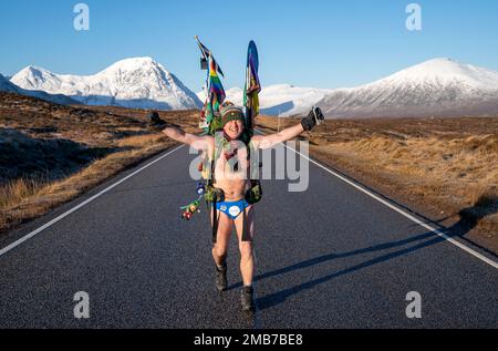 Mick Cullen, auch bekannt als Speedo Mick, läuft unter Null Grad durch Glencoe und trägt nur seine Badehose. Mick läuft 1.000 km von John O'Groats nach Land's End und schließt gleichzeitig die Three-Peak Challenge zur Sketage von Ben Nevis, Scafell Pike und Mount Snowdon ab. Foto: Freitag, 20. Januar 2023. Stockfoto