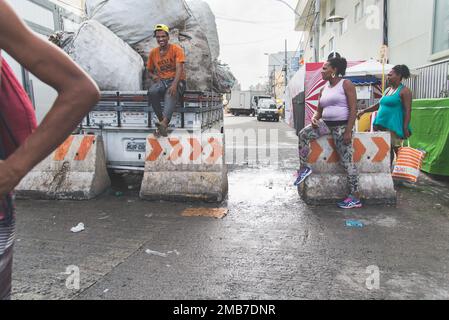 Salvador, Bahia, Brasilien - 09. Februar 2018: Menschen auf den Straßen von Salvador, Bahia, nach der Karnevalnacht. Stockfoto