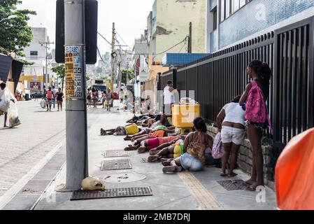 Salvador, Bahia, Brasilien - 09. Februar 2018: Menschen auf den Straßen von Salvador, Bahia, nach der Karnevalnacht. Stockfoto