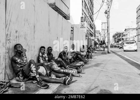 Salvador, Bahia, Brasilien - 09. Februar 2018: Menschen auf den Straßen von Salvador, Bahia, nach der Karnevalnacht. Stockfoto