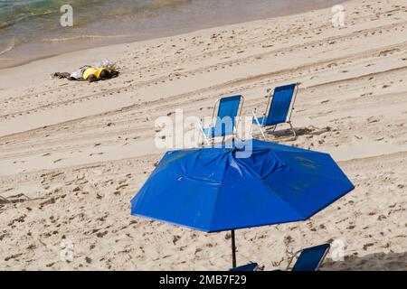 Salvador, Bahia, Brasilien - 09. Februar 2018: Menschen am Strand nach der Karnevalnacht in Salvador, Bahia. Stockfoto