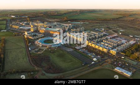 Eddington Cambridge - Drohnenfoto, auf dem die neue Kleinstadt einschließlich der University of Cambridge School und neuer Häuser zu sehen ist Stockfoto