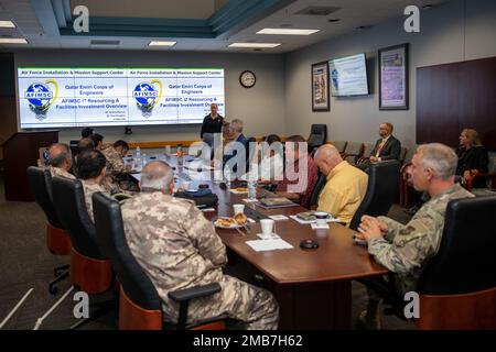 Brenda Roesch, Standing, Chief Facilities Engineering, Air Force Installation Mission Support Center, gibt Mitgliedern des Qatar Emiri Corps of Engineers einen Überblick über Umfang und Umfang der Mission während des QECE-Besuchs am 13. Juni 2022 in Port San Antonio, Texas. QECE entwickelt ein Betriebs- und Wartungsprogramm (Betriebs- und Wartungsprogramm), um die aktuellen und künftigen Anforderungen des Verteidigungsministeriums Katar zu unterstützen. Stockfoto