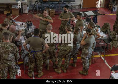 Army Reserve Sgt. 1. Klasse Kristina Boettcher (oben links), eine Fachexpertin für Moulage-Anwendung, dem 7306. Medizinischen Training Support-Bataillon in San Antonio, Texas zugewiesen, gibt eine Klasse für eine Gruppe von Soldaten in Fort Hunter Liggett, Kalifornien, Juni 13, Im Rahmen der Übung zur Kampfunterstützung 91-22-01. Während des Trainings lernen Soldaten, Moulage anzuwenden, eine Technik, die verwendet wird, um Kriegsfeldwunden und andere Effekte zu simulieren. Die Studierenden können dann ihr neu erworbenes Wissen zur Unterstützung von Übung Global Medic anwenden, einer medizinischen Feldübung, bei der Mil Stockfoto