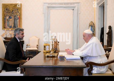 Vatikan, Vatikan. 20. Januar 2023. Italien, Rom, Vatikan, 2023/01/20. Papst Franziskus erhält im Publikum H.E. Mario Abdo Benitez, Präsident der Republik Paraguay im Vatikan. Foto: Vatikanische Medien/katholische Presse Foto NUR FÜR REDAKTIONELLE ZWECKE - KEIN MARKETING - KEINE WERBEKAMPAGNEN. Kredit: Independent Photo Agency/Alamy Live News Kredit: Independent Photo Agency Srl/Alamy Live News Stockfoto