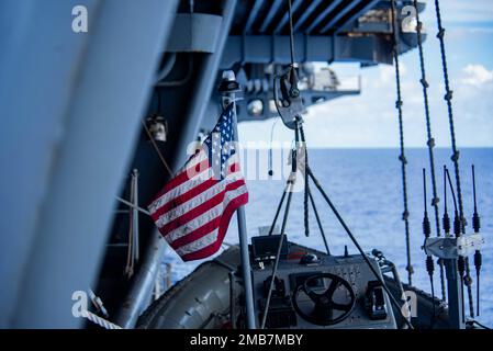 220613-N-BR419-1195 PHILIPPINISCHE SEE (13. Juni 2022) eine amerikanische Flagge weht auf einem kleinen Boot, das an die USA angeschlossen ist Der einzige vorwärtsgesetzte Flugzeugträger der Navy USS Ronald Reagan (CVN 76) während des Betriebs mit kleinen Booten. Ronald Reagan, das Flaggschiff der Carrier Strike Group 5, stellt eine kampfbereite Truppe bereit, die die Vereinigten Staaten schützt und verteidigt und Bündnisse, Partnerschaften und kollektive maritime Interessen in der Region Indo-Pazifik unterstützt. Stockfoto