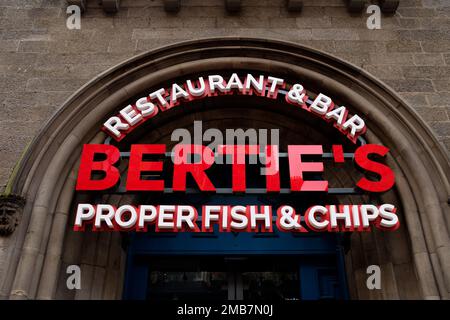 Edinburgh Scotland: 9. Juni 2022: Außenschild „Bertie's Fish and Chip Shop in Scotland“ Stockfoto