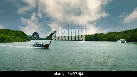 Krabi, Thailand. 8. Dezember 2022. Mittags im Zentrum von Krabi. Traditionelle Tourboote auf dem Fluss Pak Nam. Thailands beliebteste Reiseziele Stockfoto