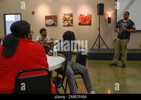 MEMPHIS, Tennessee (13. Juni 2022) Staff Specialist 1. Class Keith Cherry, ein Mitglied des Navy E-Sport-Teams, Ziegen und Ruhm, gibt während der Memphis Navy Week eine Einführung in das Technical Training Center of the Boys and Girls Club of Greater Memphis. Die Navy Weeks sollen den Amerikanern zeigen, welche Investitionen sie in ihre Marine getätigt haben, und das Bewusstsein in Metropolregionen erhöhen, in denen die Marine nicht präsent ist. Stockfoto