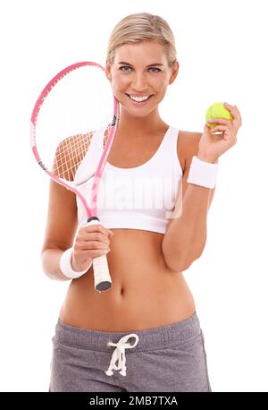 Tennismädchen, Studioporträt und Schläger mit Tennisball für Gesundheit, Sport und Wellness auf weißem Hintergrund. Fröhliche Tennisspielerin, konzentrier dich Stockfoto