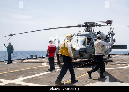 AM GOLF VON ADEN (13. Juni 2022) führen Seeleute, die den „Sea Knights“ der Helicopter Sea Combat Squadron (HSC 22) zugeteilt sind, vor dem Flug Kontrollen an einem MH-60s Sea Hawk Hubschrauber an Bord des Küstenschiff USS Sioux City (LCS 11) im Golf von Aden durch. Juni 13. Sioux City wird im US-5.-Flottengebiet eingesetzt, um die Sicherheit und Stabilität des Seeverkehrs im Nahen Osten zu gewährleisten. Stockfoto