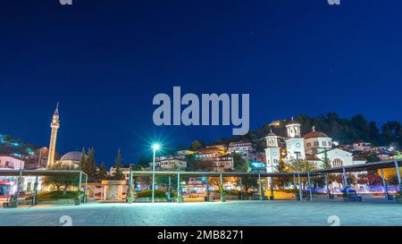 Abendlicher Blick auf Berat, die historische Stadt im Süden Albaniens bei Nacht mit allen Lichtern blinkend und weißen Häusern auf einem Hügel. Erfasst während Stockfoto