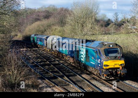 DRS-Klasse 68-Diesellokomotive Nr. 68016 „Fearless“ Ziehen eines Kernsprengzugs, Hatton Bank, Warwickshire, UK Stockfoto