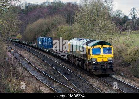 Freightliner Klasse 66 Diesellokomotive Nr. 66414 führt einen intermodalen Zug in Warwickshire, Großbritannien Stockfoto