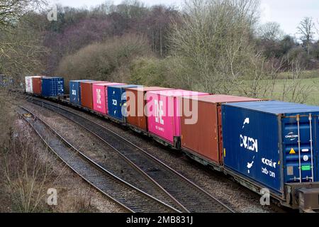 Transport von Containern auf einem intermodalen Zug, Warwickshire, Großbritannien Stockfoto