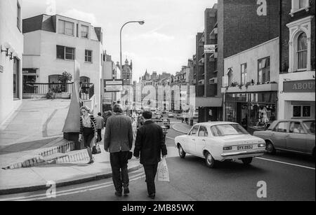 1975 Schwarzweiß-Archivfoto von Heath Street, Highgate, North London. Mit Kingswell Einkaufszentrum auf der linken Seite. Stockfoto