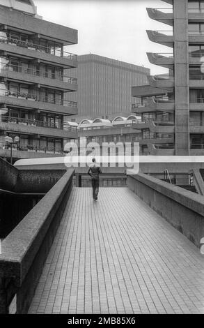 Die zementierte brutalistische Architektur des Barbican Estate in der City of London. Stockfoto