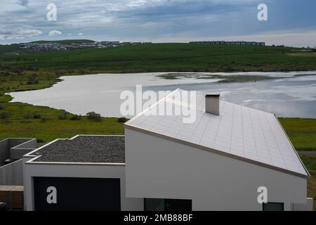 Skandinavisches Wohnhaus am See in Reykjavik, Island. Stockfoto