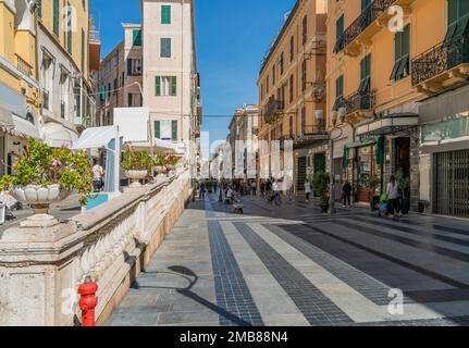 Einkaufsstraße in Sanremo, einer Stadt und Comune an der mittelmeerküste von Ligurien im Nordwesten Italiens Stockfoto