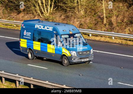 Lancashire Constabulary POLICE 2016 Mercedes Benz Sprinter 519 CDI 2987cc Diesel Manueller Patrouillenwagen; Fahrt auf der Autobahn M61, Großbritannien Stockfoto