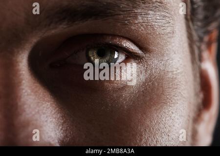 Er hat alles gesehen - Soldat. Schnittansicht eines männerauges - Nahaufnahme. Stockfoto