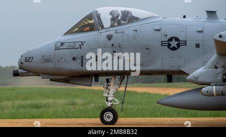 Ein A-10 Thunderbolt II, aus dem 124. Kampfflügel, Boise, Idaho, Taxies in der Young Landing Zone in Fort McCoy, Wisconsin, 13. Juni 2022. Die Flugzeuge üben ihre Fähigkeiten aus, um agile Kampfarbeit zu unterstützen und sich auf einen beinahe-Peer-Konflikt vorzubereiten. Stockfoto