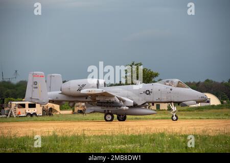 Ein A-10 Thunderbolt II, aus dem 124. Kampfflügel, Boise, Idaho, Taxies in der Young Landing Zone in Fort McCoy, Wisconsin, 13. Juni 2022. Die Flugzeuge üben ihre Fähigkeiten aus, um agile Kampfarbeit zu unterstützen und sich auf einen beinahe-Peer-Konflikt vorzubereiten. Stockfoto