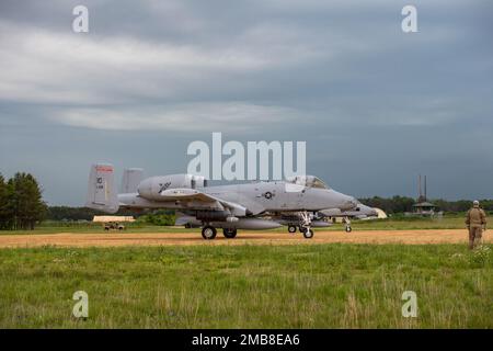 Ein A-10 Thunderbolt II, aus dem 124. Kampfflügel, Boise, Idaho, Taxies in der Young Landing Zone in Fort McCoy, Wisconsin, 13. Juni 2022. Die Flugzeuge üben ihre Fähigkeiten aus, um agile Kampfarbeit zu unterstützen und sich auf einen beinahe-Peer-Konflikt vorzubereiten. Stockfoto