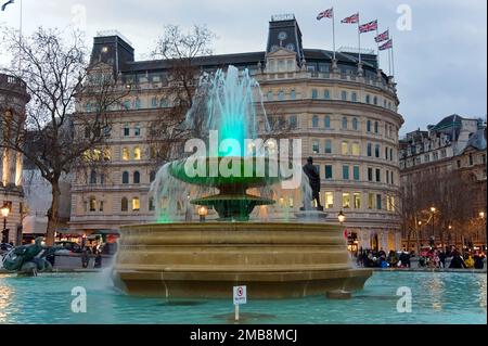 Einer der berühmten beleuchteten Wasserfontänen am Trafalgar Square in LONDON England Stockfoto