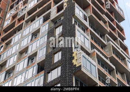 Wohn-Wohnung oder Business-Bürogebäude Baustelle mit Außenwandfassade isolierende Steinwolle für Wärmeschutz und Wirtschaft Stockfoto