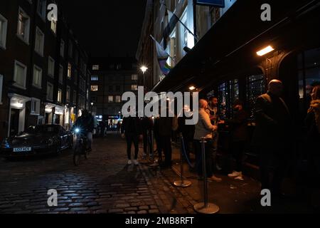 London - 02 05 2022 Uhr: Gäste, die vor dem Pub Duke of Wellington an der Ecke Winnett Street, Wardour Street, trinken und sich unterhalten Stockfoto