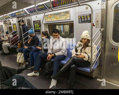 U-Bahn-Fahrer in New York an Wochentagen am Mittwoch, den 11. Januar 2023. (© Richard B. Levine) Stockfoto