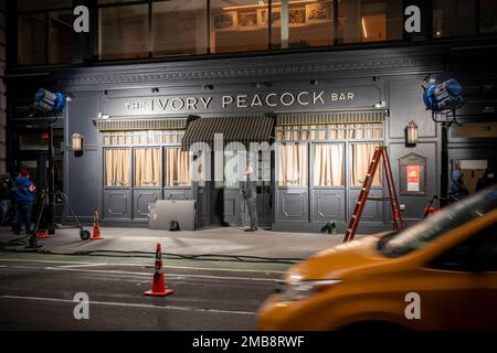 Beleuchtung einer Innenraumszene von außerhalb des Restaurants Ivory Peacock für "Law and Order: Organized Crime" im Stadtviertel Chelsea in New York am Dienstag, den 10. Januar 2023. (© Richard B. Levine) Stockfoto