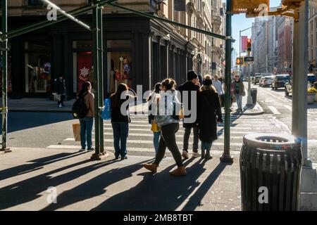 Menschenmassen im Flatiron-Viertel in New York am Montag, den 16. Januar 2023. (© Richard B. Levine) Stockfoto