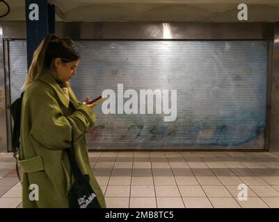 Am Mittwoch, den 18. Januar 2023, ist der Zeitungskiosk in der U-Bahn-Station Times Square in New York geschlossen. (© Richard B. Levine) Stockfoto