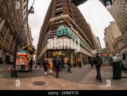 Ein Urban Outfitters Einzelhandelsgeschäft am Herald Square in New York am Dienstag, den 17. Januar 2023. (© Richard B. Levine) Stockfoto