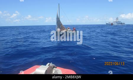 Ein guter Samariter benachrichtigte Küstenwache Sektor Key West Wächter dieses rustikalen Schiffs etwa 17 Meilen südlich von Boca Chica, Florida, 13. Juni 2022. Die Menschen wurden am 17. Juni 2022 nach Kuba zurückgeführt. Stockfoto