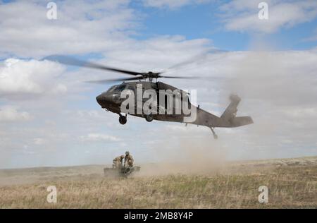 Soldaten des 5. Bataillons, 113. Artillerie-Regiment, North Carolina National Guard, führen während des Western Strike 22 am Orchard Combat Training Center, Idaho, am 14. Juni 2022 eine Traglast durch. WESTERN Strike 22 ist eine exportierbare Kampfübung unter der Leitung der Artillerie-Brigade 65., die Soldaten der Nationalgarde in einem Tauchtraining ähnlich einem Kampftrainingscenter ausbildet und darauf abzielt, die Einsatzbereitschaft und die Letalität der teilnehmenden Einheit zu erhöhen. Stockfoto