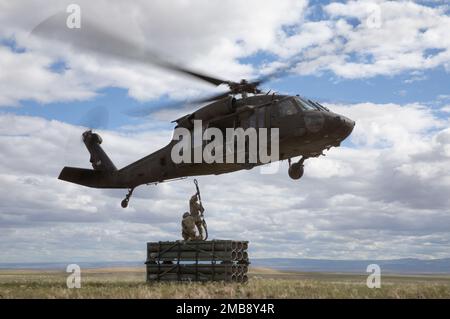 Soldaten des 5. Bataillons, 113. Field Artillery Regiment, North Carolina National Guard, führen während des Western Strike 22 am Orchard Combat Training Center, Idaho, 14. Juni 2022 eine Tragelast durch. WESTERN Strike 22 ist eine exportierbare Kampfübung unter der Leitung der Artillerie-Brigade 65., die Soldaten der Nationalgarde in einem Tauchtraining ähnlich einem Kampftrainingscenter ausbildet und darauf abzielt, die Einsatzbereitschaft und die Letalität der teilnehmenden Einheit zu erhöhen. Stockfoto