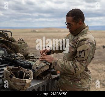 1. LT. Sean Mobley, ein Artillerieoffizier mit Bravo Battery, 5. Bataillon, 113. Artilleriegesiment, North Carolina National Guard, stellt die Gurte seines Kevlar-Helms während Western Strike 22 im Orchard Combat Training Center, 14. Juni 2022, ein. WESTERN Strike 22 ist eine exportierbare Kampfübung unter der Leitung der Artillerie-Brigade 65., die Soldaten der Nationalgarde in einem Tauchtraining ähnlich einem Kampftrainingscenter ausbildet und darauf abzielt, die Einsatzbereitschaft und die Letalität der teilnehmenden Einheit zu erhöhen. Stockfoto