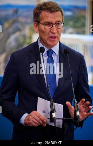 Madrid, Spanien. 20. Januar 2023. FITUR the International Tourism Fair of Spain 2023. Alberto Nunez Feijoo, seit 2022 amtierender Präsident der Partido Popular, nimmt an Presseinterviews auf der FITUR, der International Tourism Trade Fair, Teil. IFEMA, Madrid, Spanien. Kredit: EnriquePSans/Alamy Live News Stockfoto