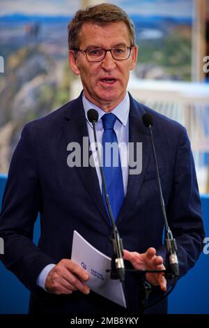 Madrid, Spanien. 20. Januar 2023. FITUR the International Tourism Fair of Spain 2023. Alberto Nunez Feijoo, seit 2022 amtierender Präsident der Partido Popular, nimmt an Presseinterviews auf der FITUR, der International Tourism Trade Fair, Teil. IFEMA, Madrid, Spanien. Kredit: EnriquePSans/Alamy Live News Stockfoto