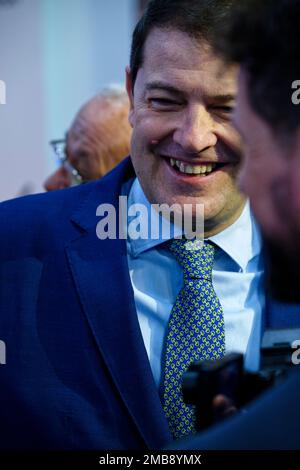 Madrid, Spanien. 20. Januar 2023. FITUR the International Tourism Fair of Spain 2023. Alfonso Fernando Fernandez Manueco, seit 2019 amtierender Präsident der Junta de Castilla y Leon, nimmt an Presseinterviews auf der FITUR, der internationalen Tourismusmesse, Teil. IFEMA, Madrid, Spanien. Kredit: EnriquePSans/Alamy Live News Stockfoto