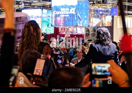 Madrid, Spanien. 20. Januar 2023. FITUR the International Tourism Fair of Spain 2023. Alberto Nunez Feijoo, derzeitiger Präsident der Partido Popular seit 2022, und Jose Luis Martinez-Almeida genießen eine Flamenco-Vorstellung am Stand der Community of Madrid. IFEMA, Madrid, Spanien. Kredit: EnriquePSans/Alamy Live News Stockfoto