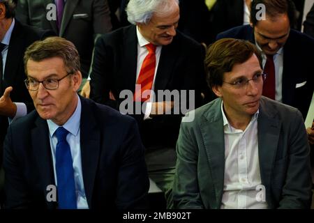 Madrid, Spanien. 20. Januar 2023. FITUR the International Tourism Fair of Spain 2023. L bis R, Alberto Nunez Feijoo, gegenwärtiger Präsident der Partido Popular seit 2022, Isabel Diaz Ayuso und Jose Luis Martinez-Almeida, Bürgermeister von Madrid. IFEMA, Madrid, Spanien. Kredit: EnriquePSans/Alamy Live News Stockfoto