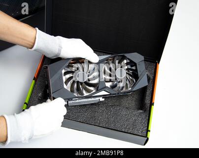 Mechaniker der Draufsicht überprüft den Videokartencomputer Stockfoto