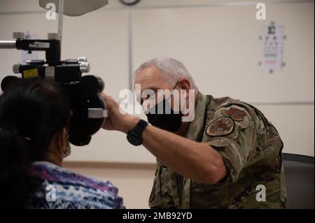 Oberstleutnant Mark Davis, Texas Air National Guard 147. Attack Wing Optometrist, führt am 13. Juni 2022 während des Tropicare 2022 Innovative Readiness Trainings in Lihue, Hawai'i, optometrische Tests an einem Patienten durch. Tropicare 2022 ist eine Übung, die reales Training in einem gemeinsamen zivilen und militärischen Umfeld bietet und gleichzeitig die Beziehungen zwischen den Gemeinden stärkt, indem medizinische, zahnärztliche und optometrische Dienstleistungen für die Menschen von Hawai'i bereitgestellt werden. Stockfoto